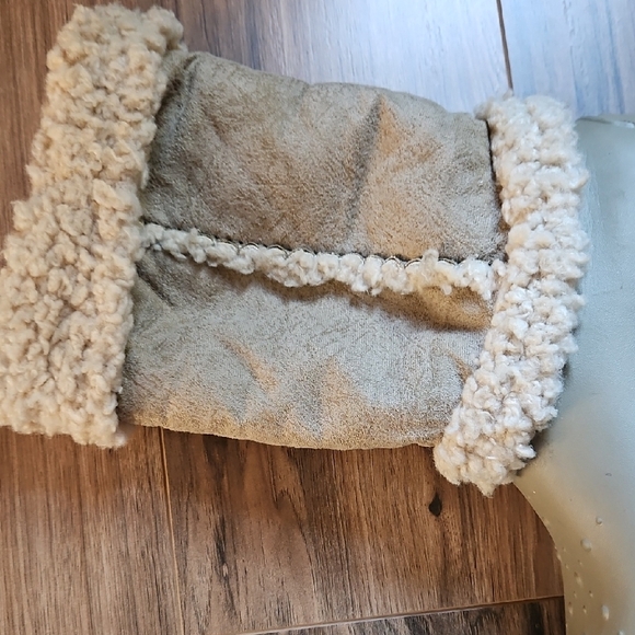 CROCS Women's Beige Fleece-Lined Clogs Shoes - Picture 5 of 15